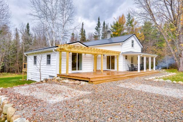 Modern Stark Home with Game Room, Grill and Fire Pit