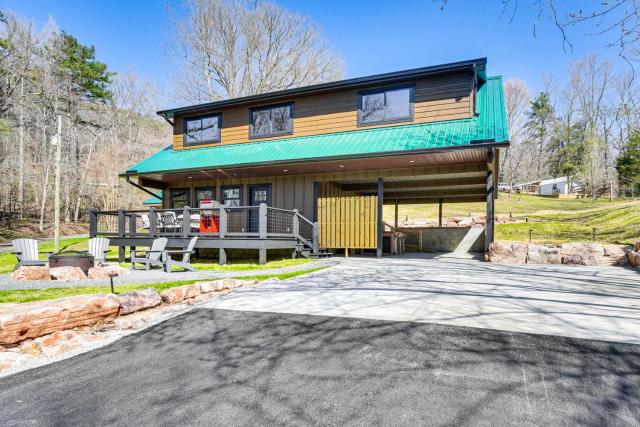 Modern Cabin with Hot Tub Near Tail of the Dragon!