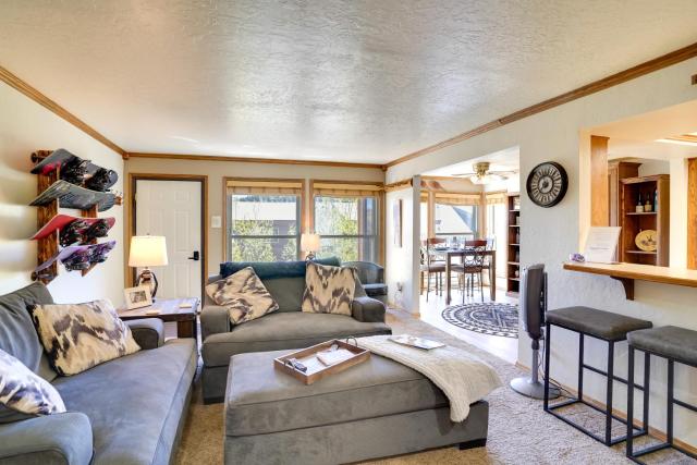 Walk to Ski Lift Brian Head Condo with Pool Access!