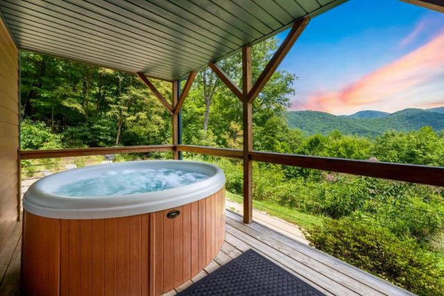 Among the Clouds by AvantStay Views Hot Tub