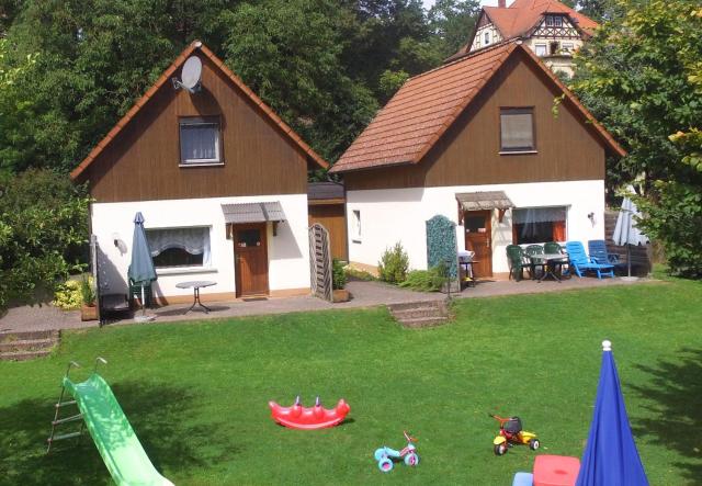 Kinderfreundliches-Ferienhaus-mit-grosser-Spielwiese