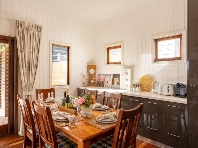 6KM to CBD Convenient 5BR Queenslander Coorparoo