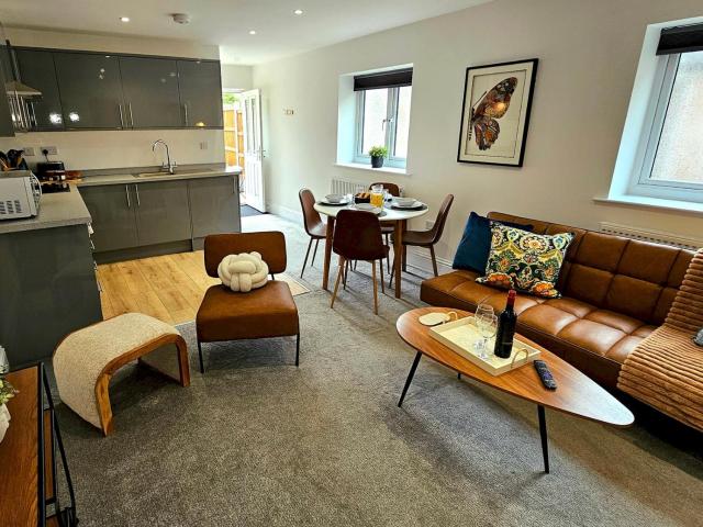 Pass the Keys Flat 3 · Stylish Modern Apt with Patio