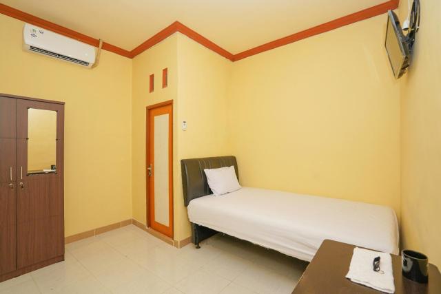 OYO Life 2619 Kost Keluarga Cemara