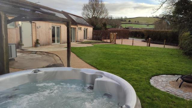 The Cow Byre - Cotswold retreat with hot tub