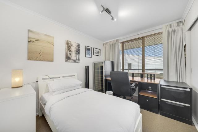 Bright 2-Bed with Private Balcony by Telopea Park