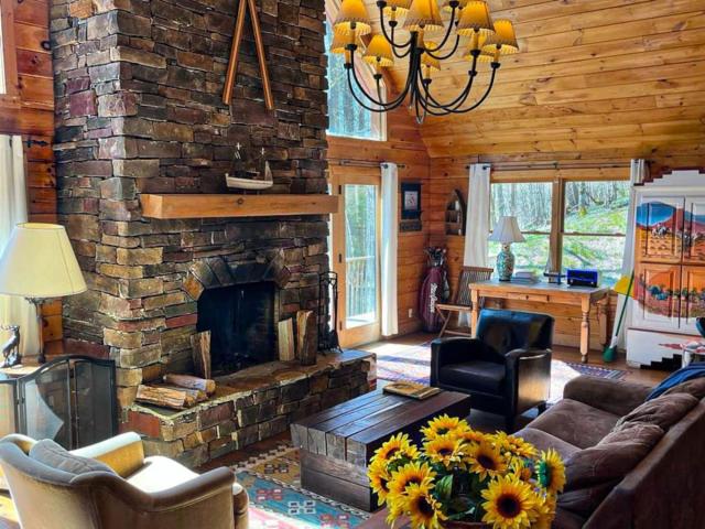 Spacious Log Cabin With Creek 2 Min From Ski Resort