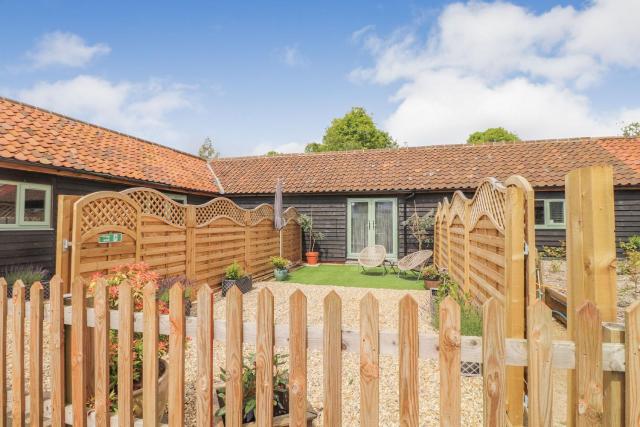 Lovely brick barn in the Suffolk Countryside - dog friendly, sleeps 2