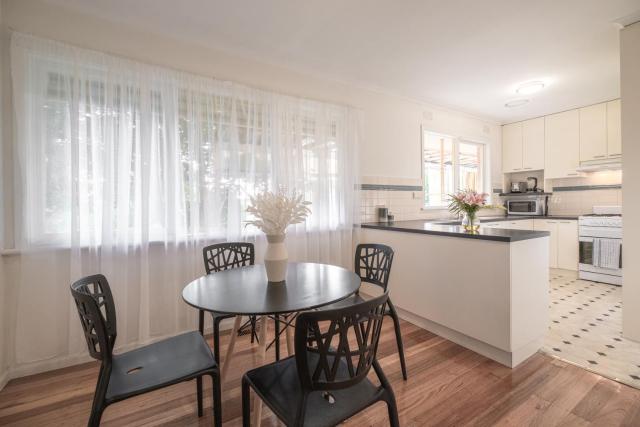 Doncaster East Garden 2br House