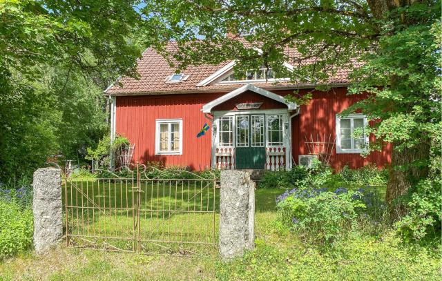 Amazing Home In Sävsjö With Wifi