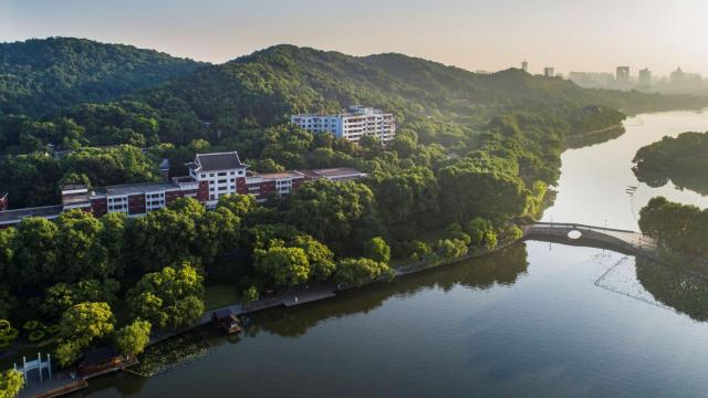 Shangri-La Hangzhou - The back garden of West Lake