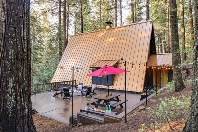 Pet-Friendly Arnold Cabin with Deck and EV Charger!