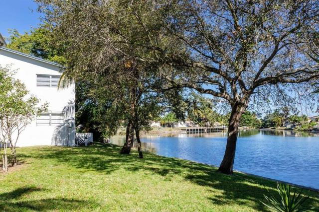 Stylish - Water View Condo - Palm Wave Says