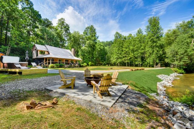 The Cabin at Dukes Creek with Fire Pit and Hot Tub!