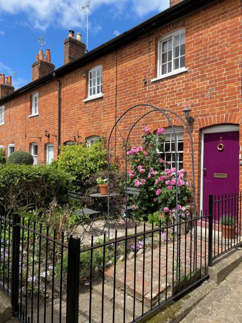 Historic 1BD Cottage in Heart of Farnham