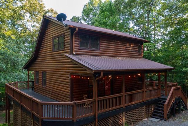 Fun Woodsy Cabin! Hot Tub, Game Room, Fire Pit!