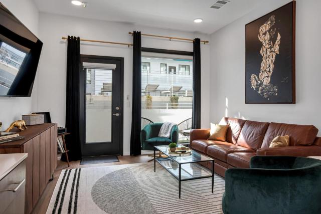 UPSCALE Cozy Nashville Condo with POOL, PATIO, PARKING