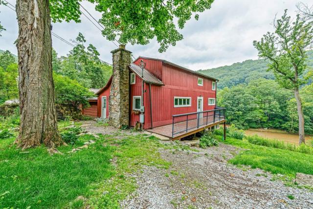 Pet Friendly Creekside Cabin At Darlington