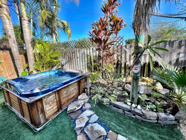 Cabana Tropical - Garden Studio with Private Hot Tub