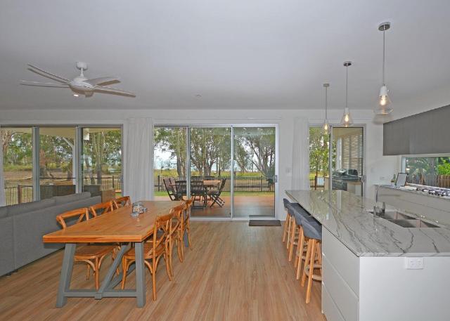 Beachside - Burrum Heads- Beachfront - 3BR- Wifi