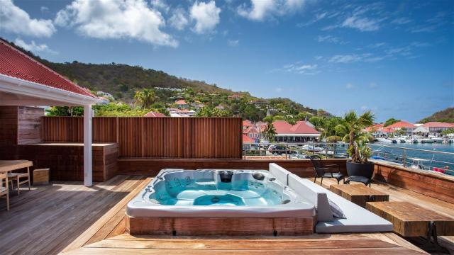 Beautiful Apartment Facing the Harbor