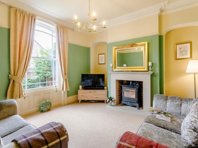 4 Bed in Darley Dale 79020