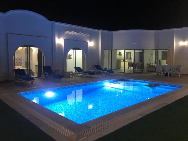 VILLA NOUR DJERBA plain pied haut de gamme piscine proche de la plage