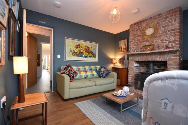 May's House, Rye Harbour - Dog friendly cottage only a 10 minute walk from the nature reserve