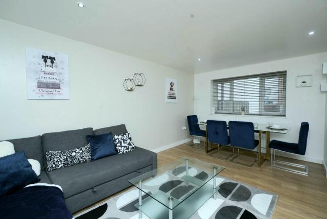 Luxe & Stylish Central Luton 2Bed Apt - Fast Wi-Fi & Private Patio