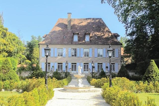 Domaine de La Barde guest rooms and suites.