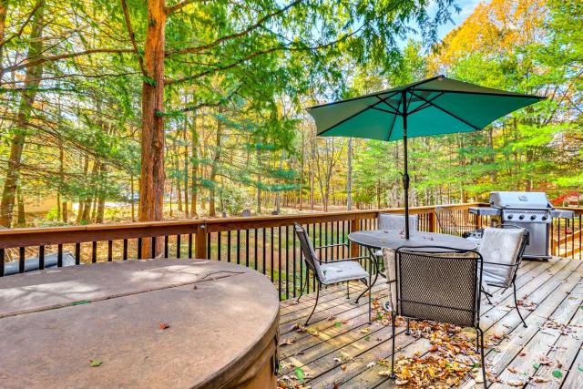 Quaint Jim Thorpe Cabin Retreat with Private Hot Tub