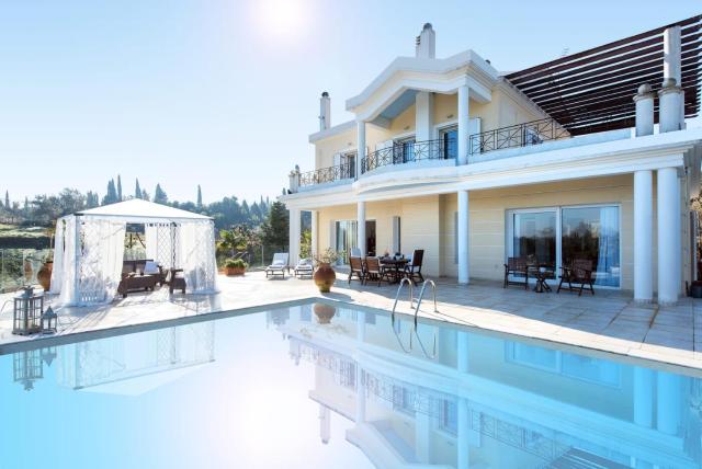 Magnificent Perama Villa - 4 Bedrooms - Villa Noulia - Gym - Great Pool Area - Corfu