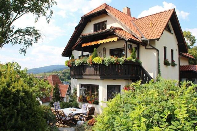 Große Ferienwohnung in Rauenstein mit Garten, Terrasse und Grill und Panoramablick