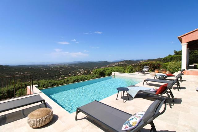 BELLE VUE Villa climatisée pour 8 personnes avec piscine chauffée et vue mer panoramique à La Londe-les-Maures