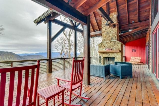 Quiet Blue Ridge Cabin with Hot Tub, Mountain Views!