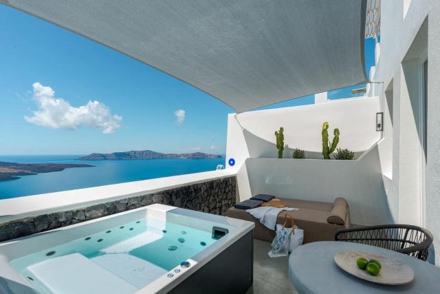 Luxurious Santorini Masionette Villa - 1 Bedroom - Astounding Caldera Sea Views and Private Outdoor Hot Tub - Fira