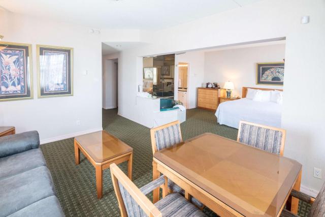 Ramada by Wyndham Thunder Bay Airlane Hotel