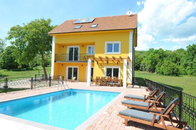 Alleinstehendes Ferienhaus mit Swimmingpool