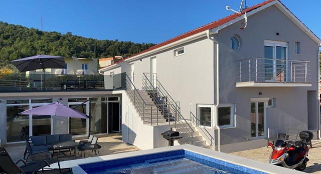 Modernes Ferienhaus mit eigenem Pool und Meerblick