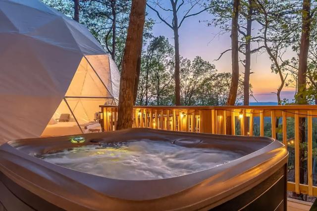 Luxe Dome w Hot Tub King Bed Full Bath & FirePit