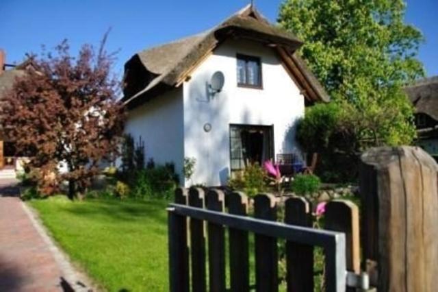 Schönes Ferienhaus in Althagen mit Terrasse und Grill