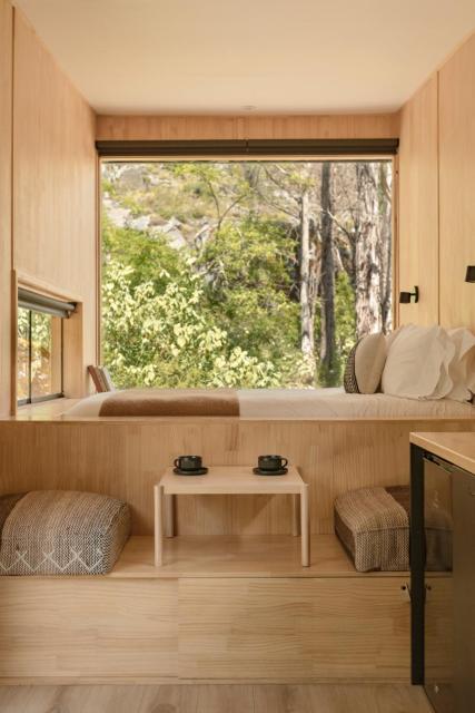 Earth Tones - Cozy, Intimate Haven with Bedside Mountain View