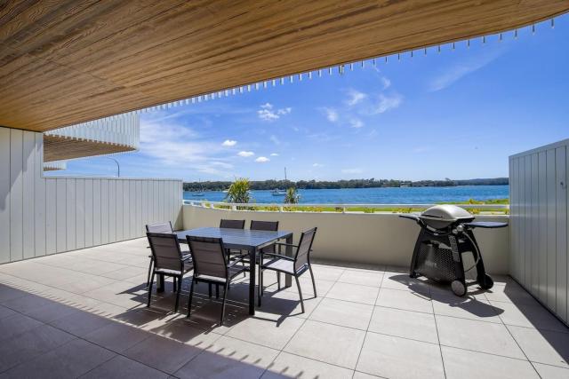 Stunning 3-Bed Unit with Bayside Views