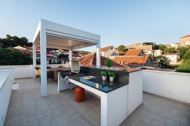 Ferienhaus mit Dachterrassenblick in der Bucht von Zaton