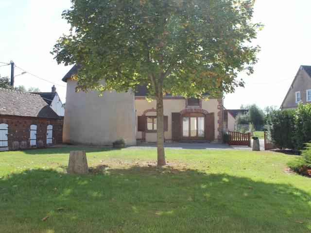 Charmante maison de ferme avec pigeonnier, jardin, cheminée et salle de jeux à Aufferville - FR-1-581-38