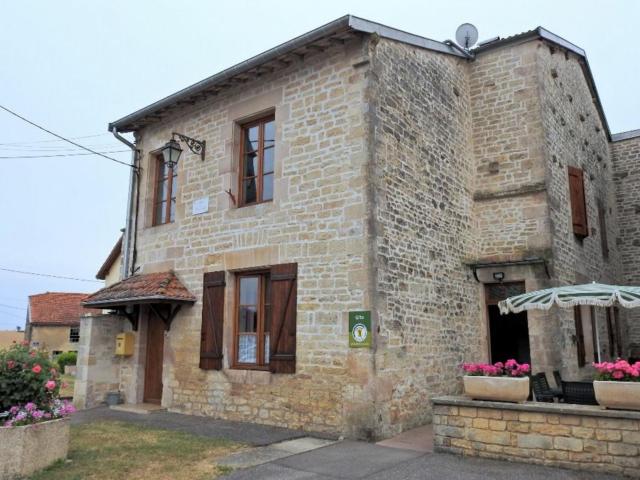 Gîte familial avec cour et terrain clos au cœur de Ferrière-et-Lafolie, proche Mairie et autoroute A5. - FR-1-611-3