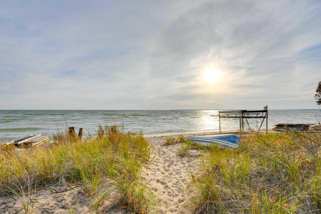 Lovely Au Gres Cottage with Hot Tub Walk to Beach!