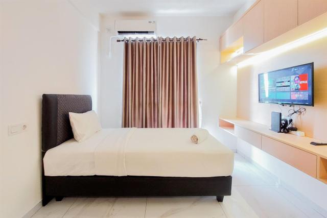 Relaxing Studio at Sky House Alam Sutera Apartment By Travelio