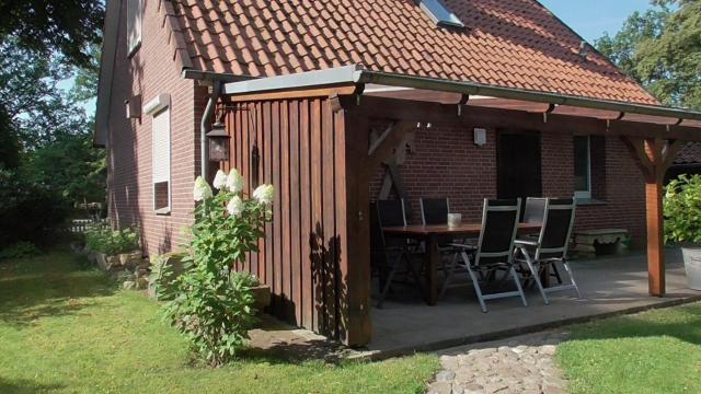 Ferienhaus mit überdachter Terrasse und Carport