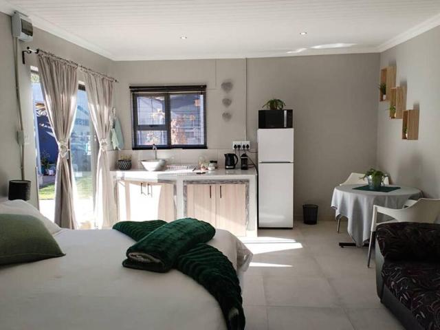 Stellies Accommodation - Room 3